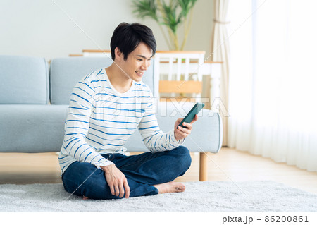 男性　スマホ　リビング　ライフスタイル 86200861