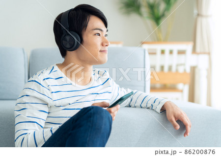 男性　スマホ　ヘッドフォン　リビング　ライフスタイル 86200876