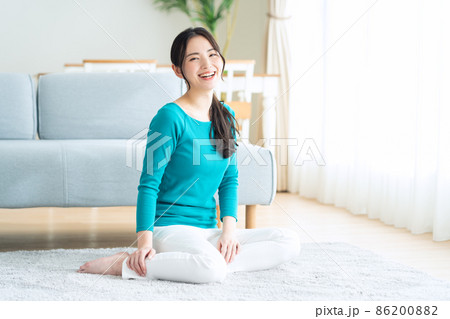 女性　ライフスタイル　リビング 86200882