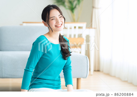 女性　ライフスタイル　リビング 86200884