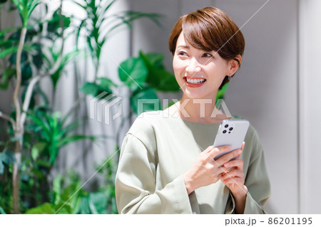 オフィスでスマホを見るビジネスウーマン 撮影協力:WEEK芝大門(サンフロンティア不動産) オフィスでスマホを見るビジネスウーマン 撮影協力:WEEK芝大門(サンフロンティア不動産) 86201195