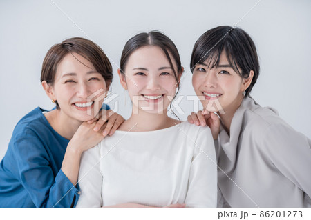 ビジネスウーマン ポートレート 3人 笑顔 ビジネスウーマン ポートレート 3人 笑顔 86201273