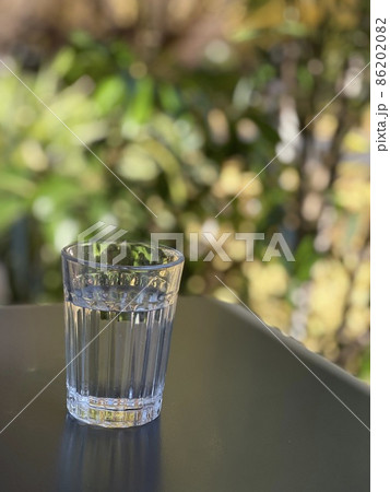 テラスに置かれたコップに水 テラスに置かれたコップに水 86202082