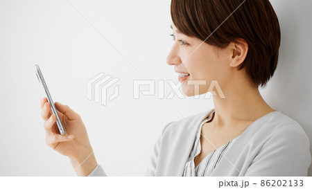 スマートフォンを使う若い女性 スマートフォンを使う若い女性 86202133