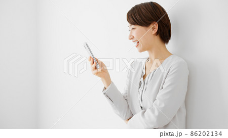 スマートフォンを使う若い女性 スマートフォンを使う若い女性 86202134