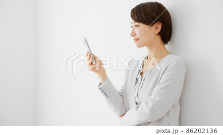 スマートフォンを使う若い女性 スマートフォンを使う若い女性 86202136