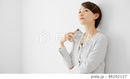 スマートフォンを使う若い女性 86202137