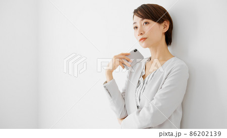 スマートフォンを使う若い女性 スマートフォンを使う若い女性 86202139