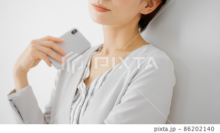 スマートフォンを使う若い女性 スマートフォンを使う若い女性 86202140