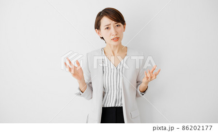 訴えかける若い女性 訴えかける若い女性 86202177