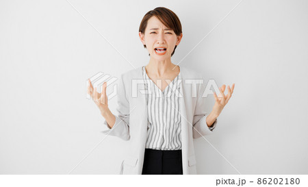 訴えかける若い女性	 86202180