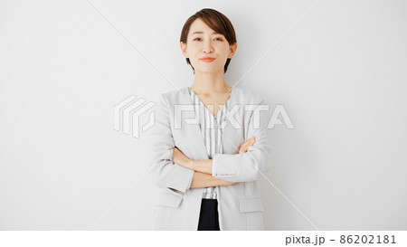 腕組みをする若い女性	 86202181