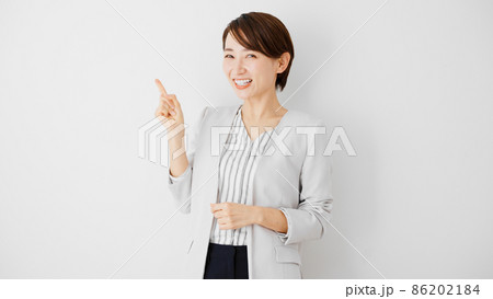 ひらめいた若いビジネスウーマン ひらめいた若いビジネスウーマン 86202184