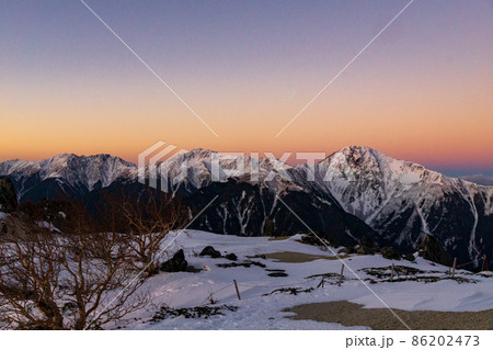 日の出前 白峰三山 薬師岳山頂からの景色 日の出前 白峰三山 薬師岳山頂からの景色 86202473