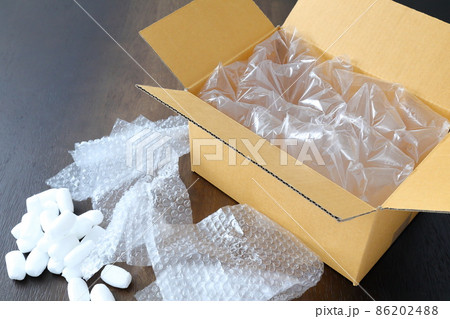 段ボール箱と緩衝材がたくさん 段ボール箱と緩衝材がたくさん 86202488