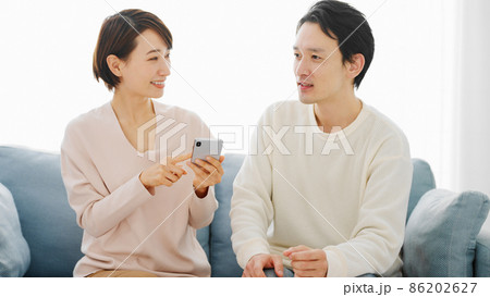 スマートフォンで調べ毎をするカップル スマートフォンで調べ毎をするカップル 86202627