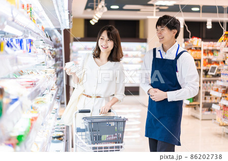 お客様と会話をするスーパーのスタッフ お客様と会話をするスーパーのスタッフ 86202738