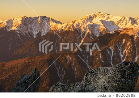 朝日に染まる冬山 赤石山脈 鳳凰三山からの風景 南アルプス 朝日に染まる冬山 赤石山脈 鳳凰三山からの風景 南アルプス 86202988