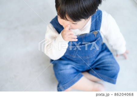子供のおしゃぶりしている姿 子供のおしゃぶりしている姿 86204068