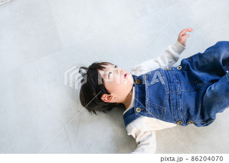 イヤイヤ期かな?ご機嫌ななめな幼児の俯瞰写真 イヤイヤ期かな?ご機嫌ななめな幼児の俯瞰写真 86204070