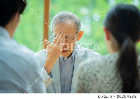 会話するシニア男性と若い夫婦 会話するシニア男性と若い夫婦 86204838