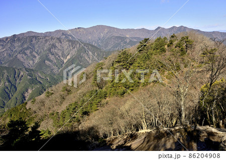 丹沢の大山北尾根　ミズヒノ頭から富士山と丹沢山地を望む 86204908