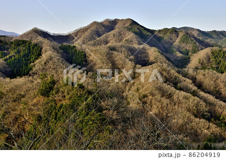 道志山塊の鶴島御前山のハサミ岩より朝日の高柄山を望む 86204919