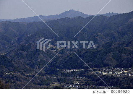 道志山塊の高柄山山頂から望む奥多摩の大岳山 道志山塊の高柄山山頂から望む奥多摩の大岳山 86204926