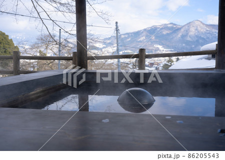 山形県かみのやま温泉にある上山城　そのそばにある足湯　高台にあり眺めが良い 86205543