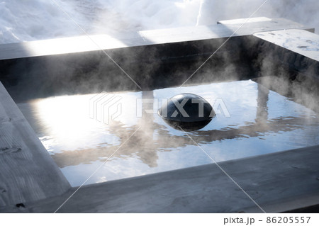 山形県かみのやま温泉にある上山城　そのそばにある足湯　高台にあり眺めが良い 86205557