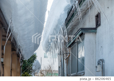 豪雪地帯　雪庇　屋根からの転落事故　雪下ろし　氷柱 86206465