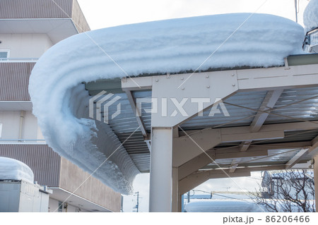 豪雪地帯 雪庇 屋根からの転落事故 雪下ろし カーポート 豪雪地帯 雪庇 屋根からの転落事故 雪下ろし カーポート 86206466