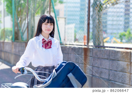 笑顔で自転車を押して通学する女子高校生 住宅地 市街地 笑顔で自転車を押して通学する女子高校生 住宅地 市街地 86206647