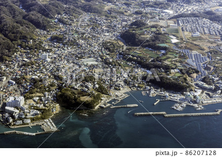 三浦半島の芦名漁港付近を空撮 86207128