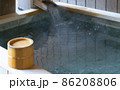 骨の芯まで温まる温泉と桶 86208806