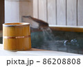 屋外の掛け流し温泉と桶 86208808