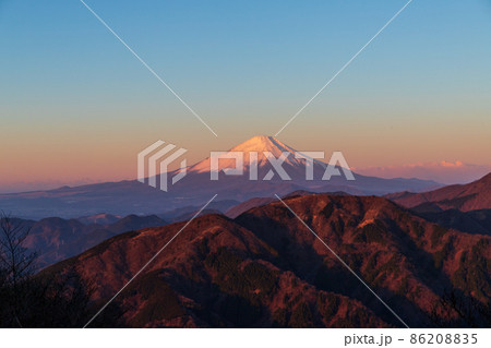 丹沢山系大山 山頂上から夜明けの富士山とモルゲンロート 86208835