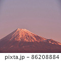 朝日を浴びる赤き富士山 86208884