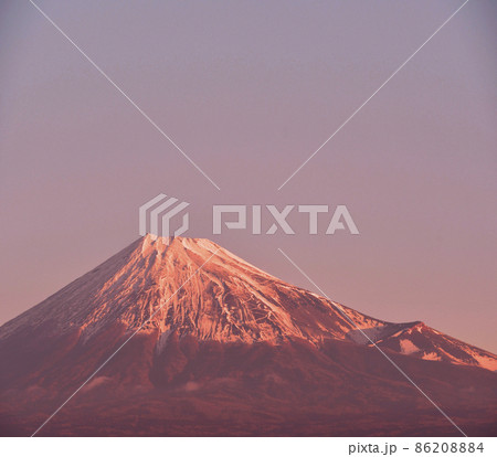 朝日を浴びる赤き富士山 86208884