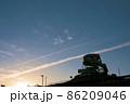 朝日と飛行機雲と公園のシルエット 86209046