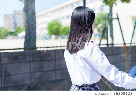 自転車通学する女子高校生 後ろ姿 住宅地 市街地 自転車通学する女子高校生 後ろ姿 住宅地 市街地 86209128