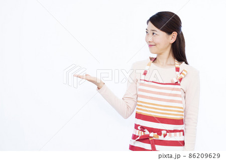 紹介をしている30代の主婦 86209629