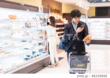 スーパーで食料品を買う主夫 86209666