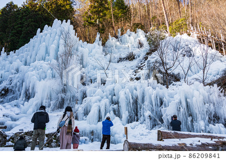 冬の湧水広場、いなぶの氷瀑〈愛知県豊田市〉 86209841
