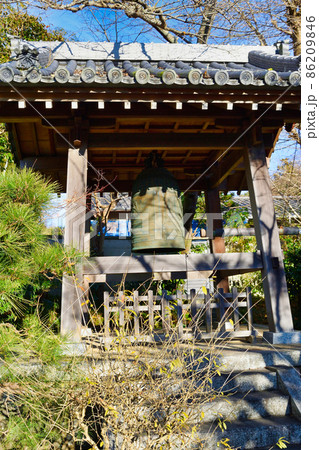 鎌倉　浄光明寺の鐘楼 86209846