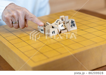 将棋の山崩しをして遊ぶシニア女性 86209928