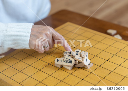 将棋の山くずしをして遊ぶシニア女性 将棋の山くずしをして遊ぶシニア女性 86210006