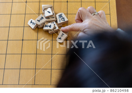 将棋の山くずしをして遊ぶシニア女性 86210498