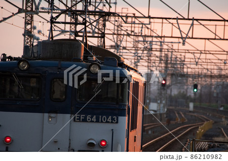 仕事を終え帰路につく電気機関車 86210982