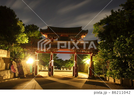 守礼門の夜景 首里城 沖縄県那覇市 守礼門の夜景 首里城 沖縄県那覇市 86211042